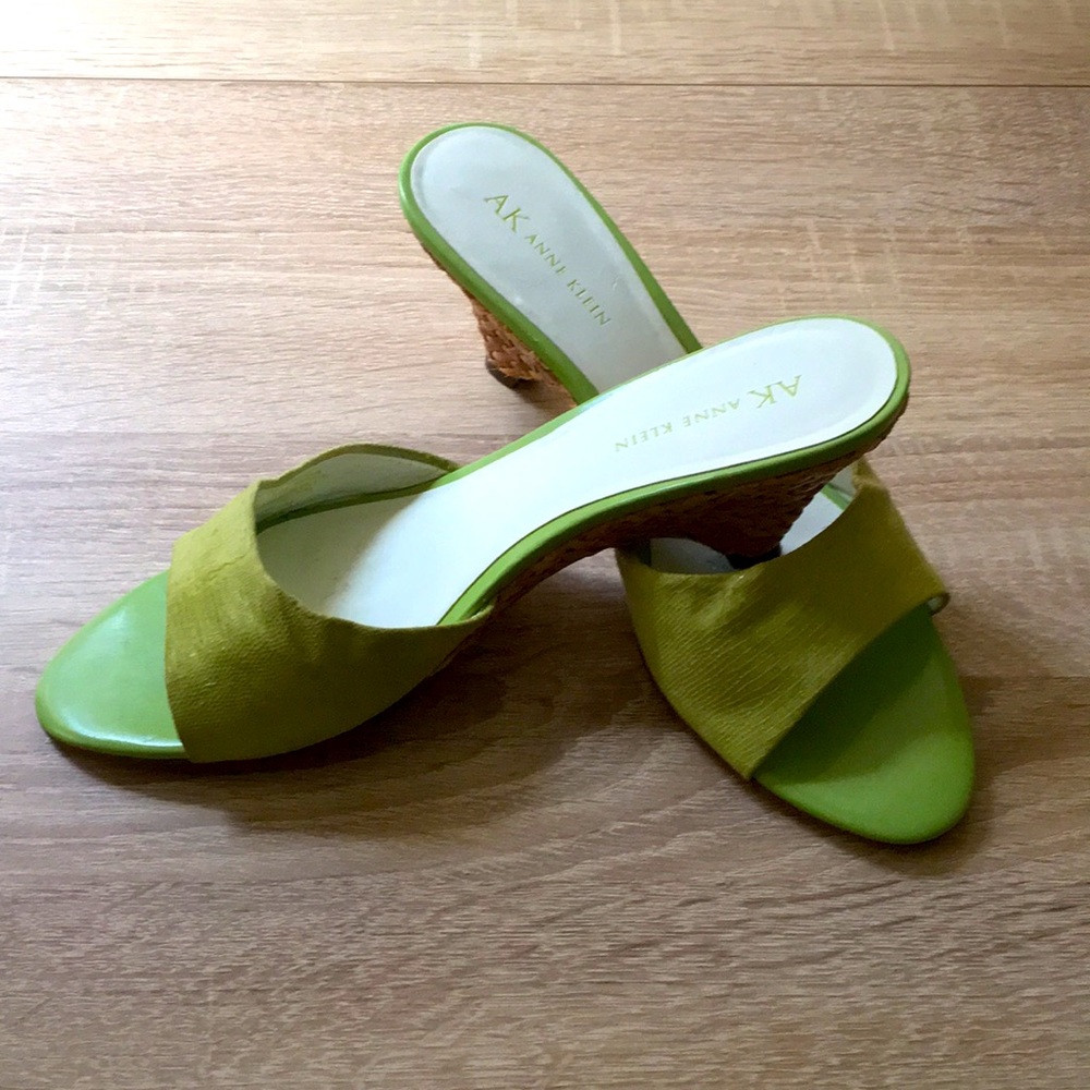 Strapless wedge heeled shoe. Size 8.5M